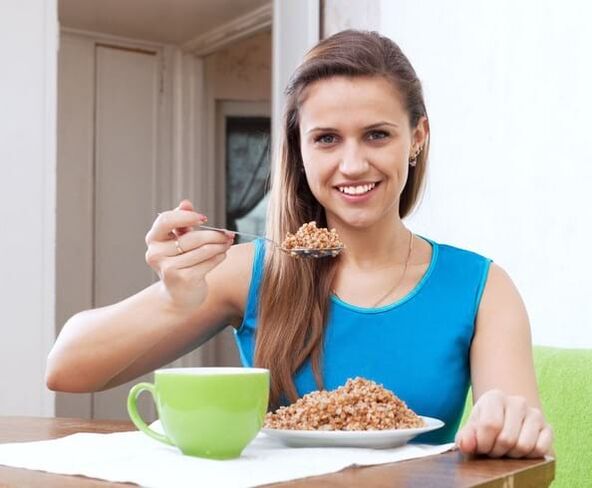 girls eat buckwheat to lose weight