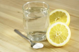 of water with lemon